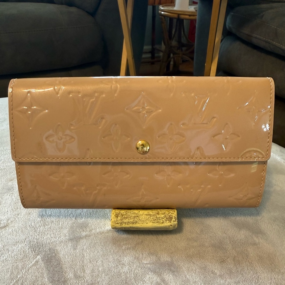 Louis Vuitton Vernis Sarah Wallet in Beige
